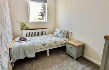 Your Leominster Base - 3BR Home with Garden & Parking - Foto 23