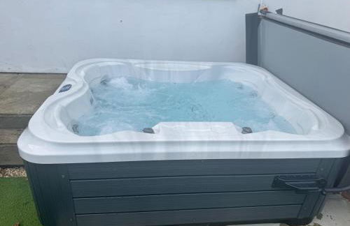 Pet-friendly - 2 Bedrooms Bungalow hot tub Parking - Foto 68