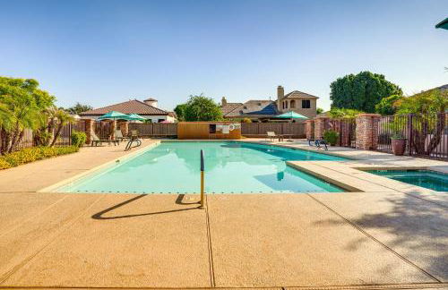 Relax Poolside! Home 6 Mi to Camelback Ranch - Foto 5