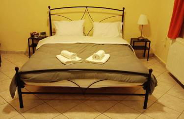 Detached house with a lovely yard 5' walk from Metro Station Agios Dimitrios and METRO MALL - Foto 1