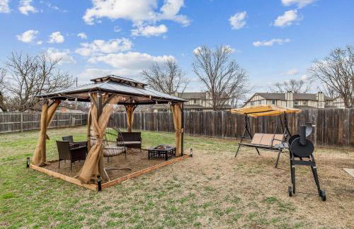 Kings, 75" TV & Backyard Fun - NearWesley - Foto 20