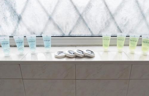 Spacious 4 Bed House Free Parking Near Station - Pass the Keys - Foto 57