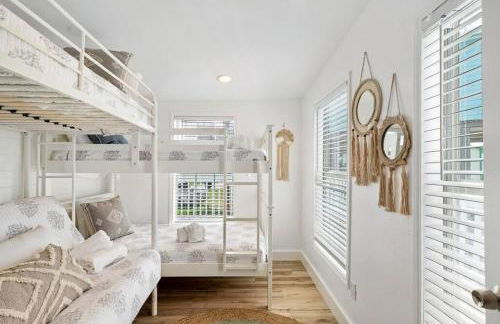 Beach Bungalow with Gorgeous Deck, Close to Beach - Foto 6