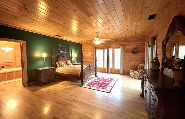 A true log cabin with 360 degree mountain views - Pet and Motorcycle friendly! 5 Bedroom Cabin by RedAwning - Foto 2