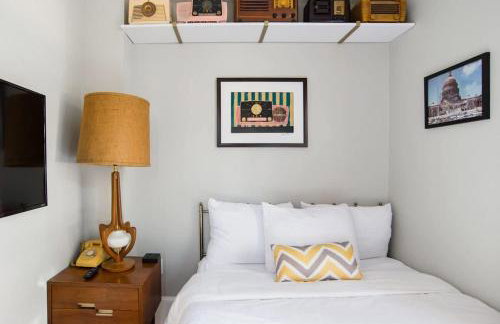 Mid-Century Marvel Steps from Restaurants Bars and Markets 3BR & 2BA - Foto 23