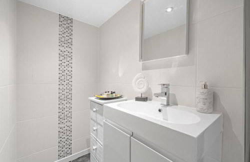 Perfect location for beach and golfing - Photo 46