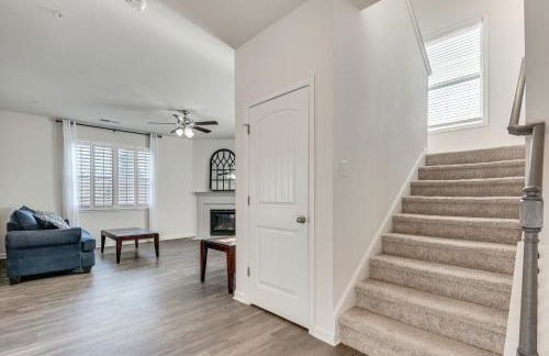Near ATL! Spacious Townhome with Patio and WFH Setup - Foto 13