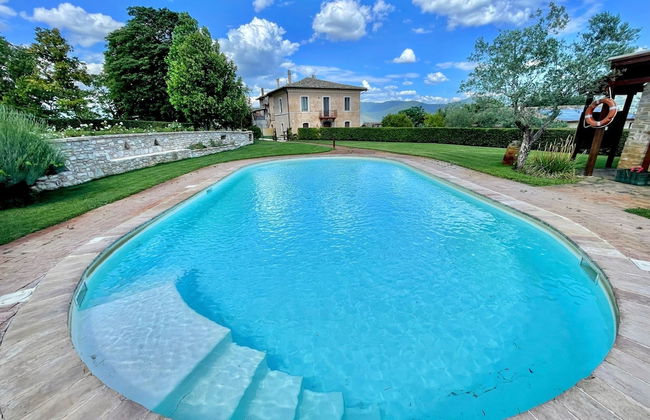 Spoleto Tranquilita Sleeps 20 With Wifi Pool Yoga Studio Gardens and Views - Photo 60