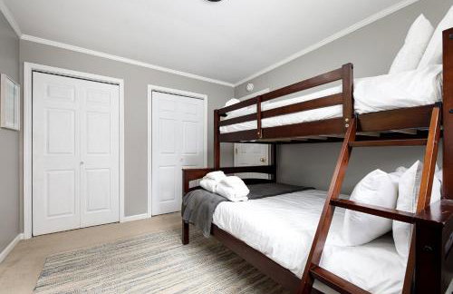 Bryan Lake Oasis in Downtown Lake Ann - Foto 55