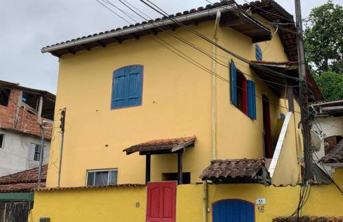 Casa Colorida - Acomodação para 14 pessoas - 10 minutos a pé do centro - Churrasqueira - Foto 1