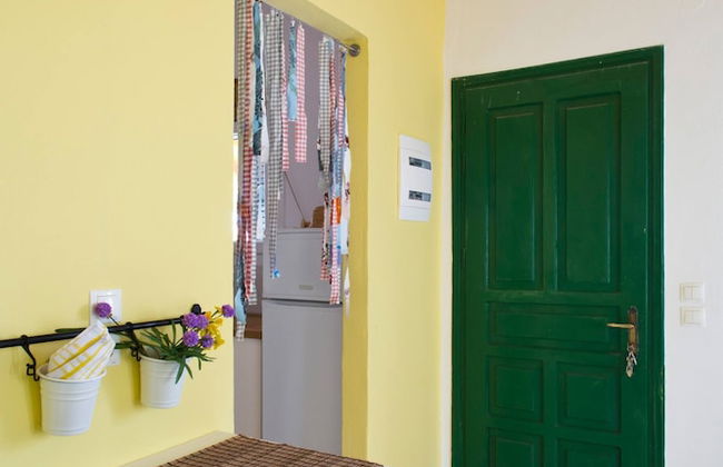 Cute Yellow Handmade House With Garden - Foto 35