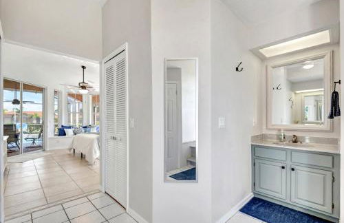 Spacious Canal-View Home with Pool and Game Room - Foto 49