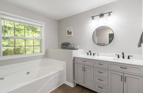 5-Bed Gem Close to Duluth Fun Sleeps 16 - Foto 16