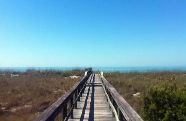 Remote Island Retreat with Private Ferry, Pool, Beach - Foto 17