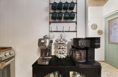 Evergreen Escape Hot Tub Firepit Resort Pool - Foto 15