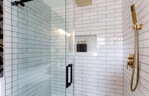 Lux Home-mins to Truist Park wKing pet friendly - Foto 9