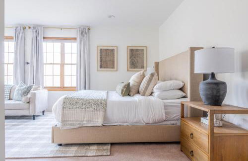 8BR Luxury Maplewood Manor, Hot Tub & Fire Pit - Foto 45