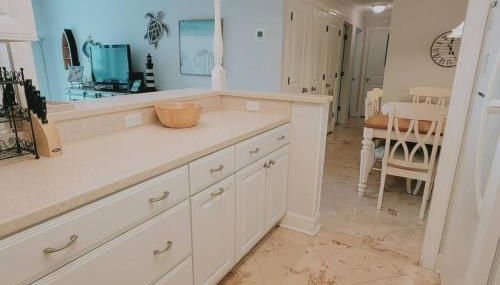 H1 downstairs and comfy king and two twins really nice kitchen and baths - Foto 2