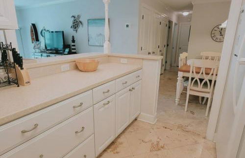 H1 downstairs and comfy king and two twins really nice kitchen and baths - Foto 2