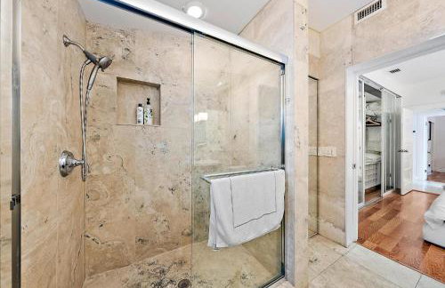 The White Flamingo - Tropical Pool Escape with Guest Cabana - Foto 13