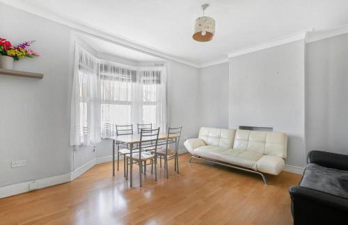 First floor 1 bed apartment with lounge and kitchen - Photo 5