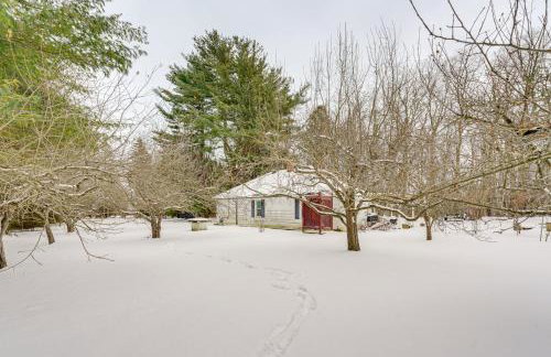 Woodsy & Charming! Applegate Cabin w/ Large Yard - Photo 19