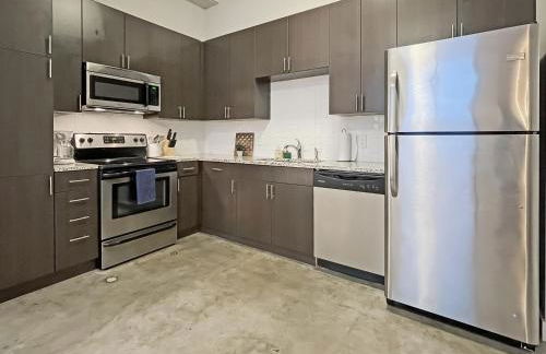 Modern Industrial Apartment with Skywalk - Foto 5