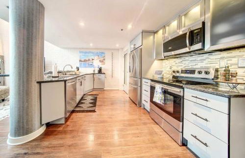 Waterfront Cleveland Apt about 1 Mi to Downtown - Foto 3