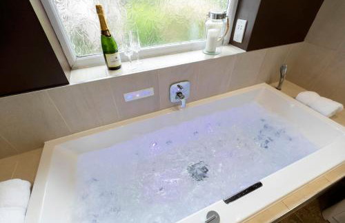 The Lodge - Photo 32