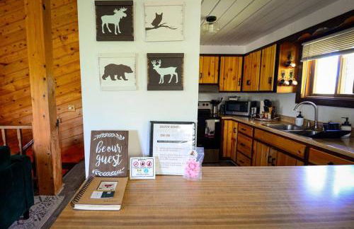 Cozy Cabin with Hottub at Cloverdale Cabins - Foto 7