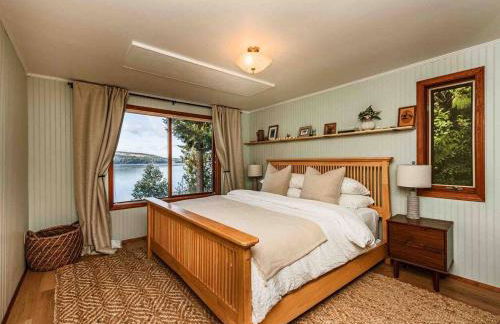 Waterfront Retreat with Fireplace, Hot Tub & Sauna - Foto 5