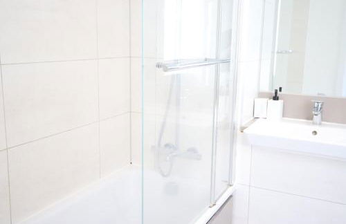 Spacious 3-Story Retreat with Rooftop Terrace and Modern Amenities - Foto 84