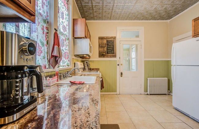 5bddowntown Victorian Charmhot Tub, Firepit - Photo 24