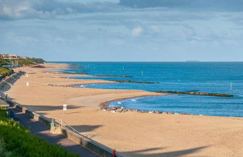 Your Seaside Escape at St Osyth Modern caravan with decking and wifi and parking Nr to Clacton on Sea - Foto 3