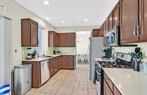 Stunning 4BR Getaway w Pool, Hot Tub, & Firepit - Foto 10