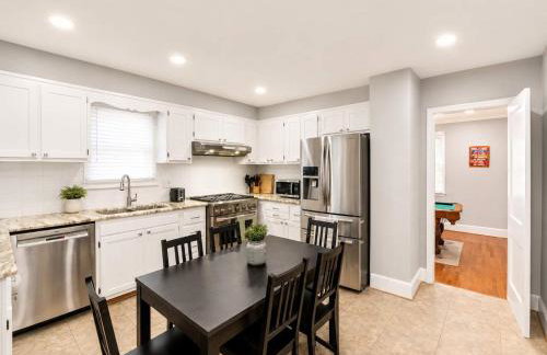 Stately 5BR Historic Retreat - CozySuites - Foto 27