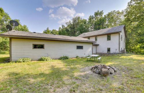 2 Mi to Cedar Lake Quiet Home with Fire Pit and Deck - Foto 29