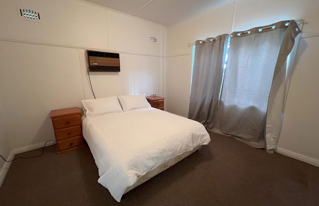 Pet Friendly 2 Bedroom Cottage with Yard - Photo 2