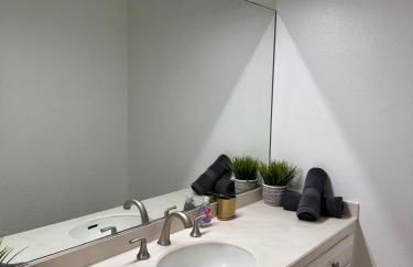 Venice Beach Lux Retreat Coastal Apartment Haven - Photo 16