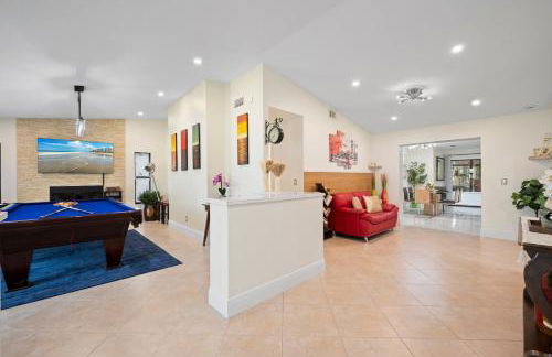 Chic 4BR Home Hot Tub Game Room - Foto 1