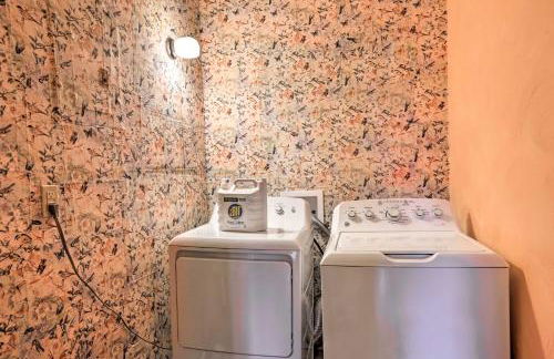 Exotic Home with Patio and Grill Walk to Canyon Lake! - Foto 28