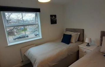 Hawksworth House in Chelmsley Wood, Birmingham near Solihull, near the NEC, HS2, JLR, Bear Grylls Centre, Resorts World and Birmingham airport, with a garage and free parking, great for families and contractors - Foto 9