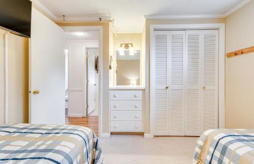 Renovated Ski-InandSki-Out Peru Condo at Bromley Mtn - Foto 19