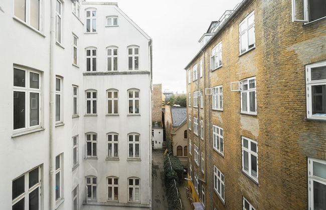 Fantastic 3-bed With French Balcony and Lake-views - Foto 7