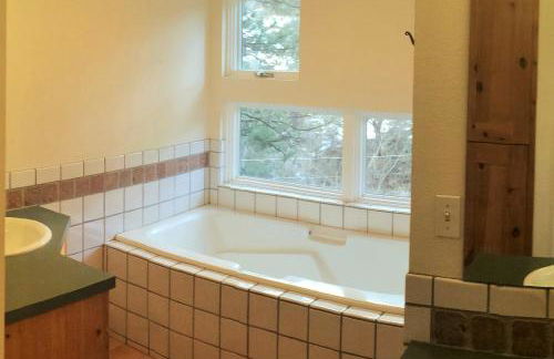 Creekside Craftsman Cabin with Jacuzzi - Alpine Splendor 6 Mins to downtown - Photo 17