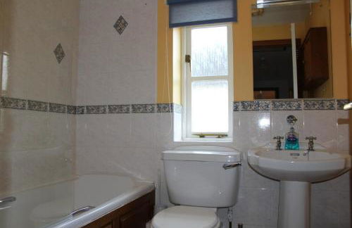 Lymington Courtyard: 4-Bed Modern Cottage Charm - Photo 21