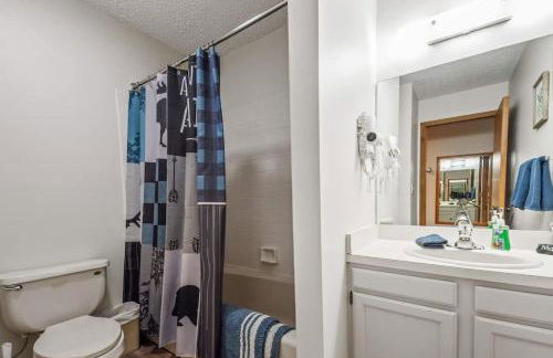 Large 2 Floor Condo, Pool Pass, Beach Club, walk to Shanty Creek - Foto 16