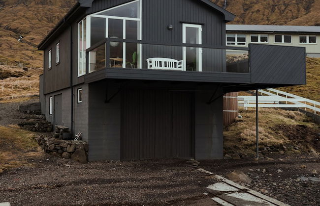 Waterfront Retreat | 2 Br Boathouse - Photo 16