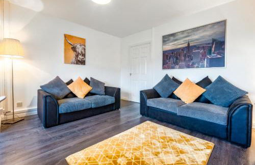 Balloch House -Spacious 3 bed house with on street parking - Photo 1