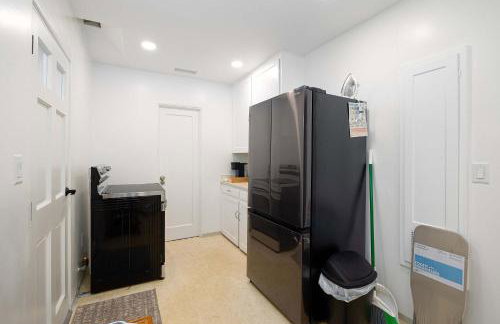 10 Min to the Beach Colorful Home Huge Yard - Foto 18